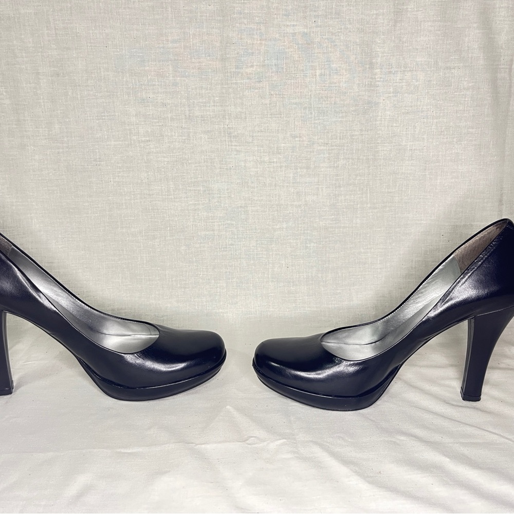 Guess Julia pump